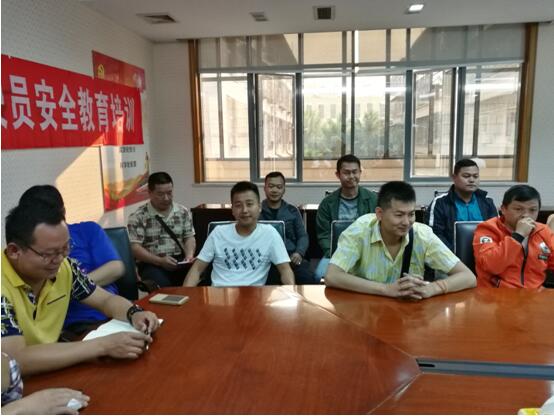 版纳铁塔公司驾驶员吴坤、王冬、刘峰（后排左一、左二、左三）参与安全培训会议。