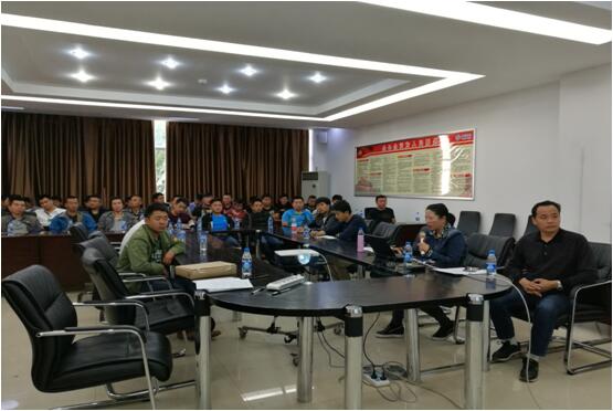 18新利LUCK·(中国区)官方网站办公室主任宋洋（右二）在安全培训会上宣贯18新利LUCK·(中国区)官方网站公司车辆治理造度和安全司法律规。