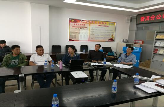 18新利LUCK·(中国区)官方网站集团公司副总田钢（右一）办公室主任宋洋（右三）在安全培训会上。
