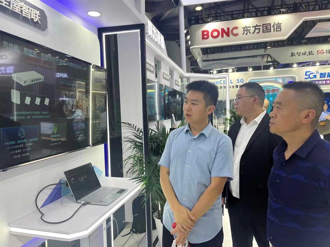 参观全屋智联展区，陈光平进行介绍
